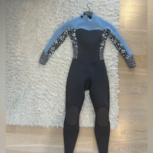 NWT perfect condition Roxy 3/2 wetsuit